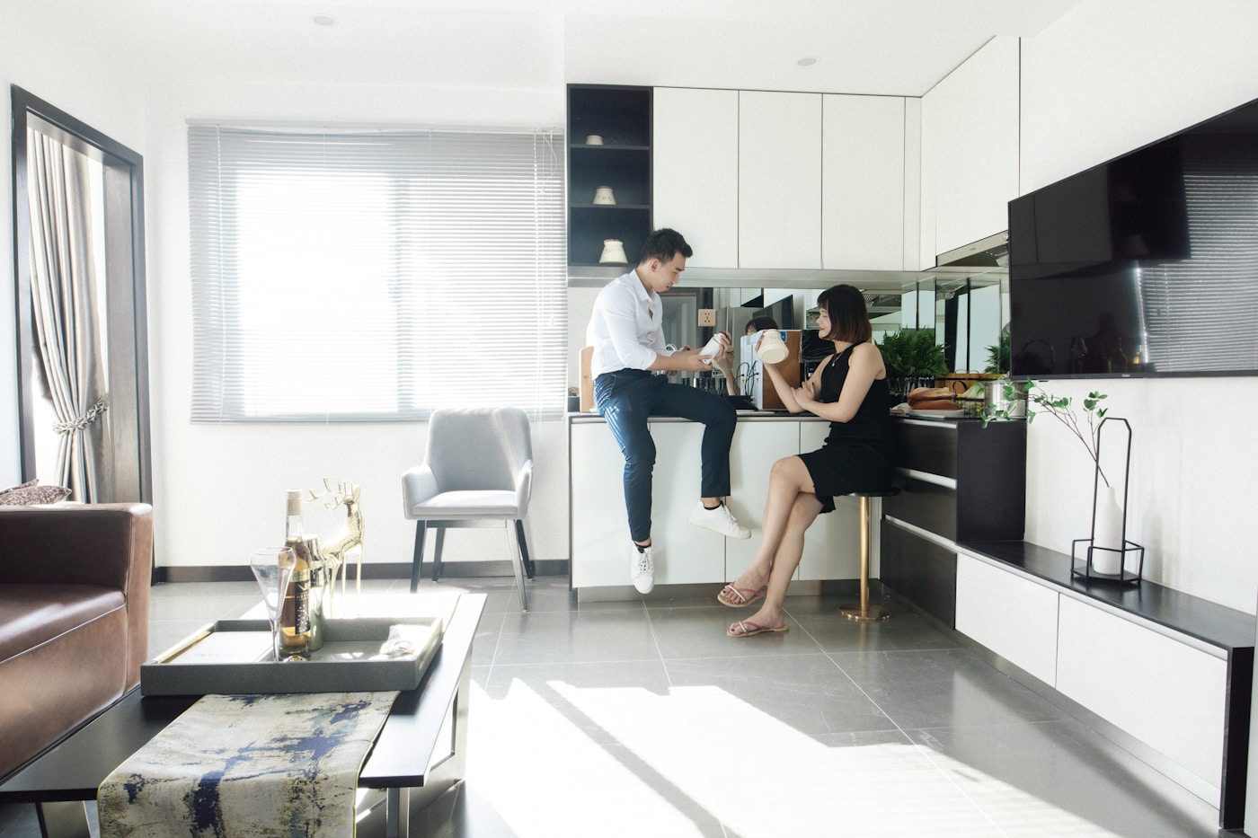 Người mua xem xét căn hộ trước khi quyết định mua chung cư