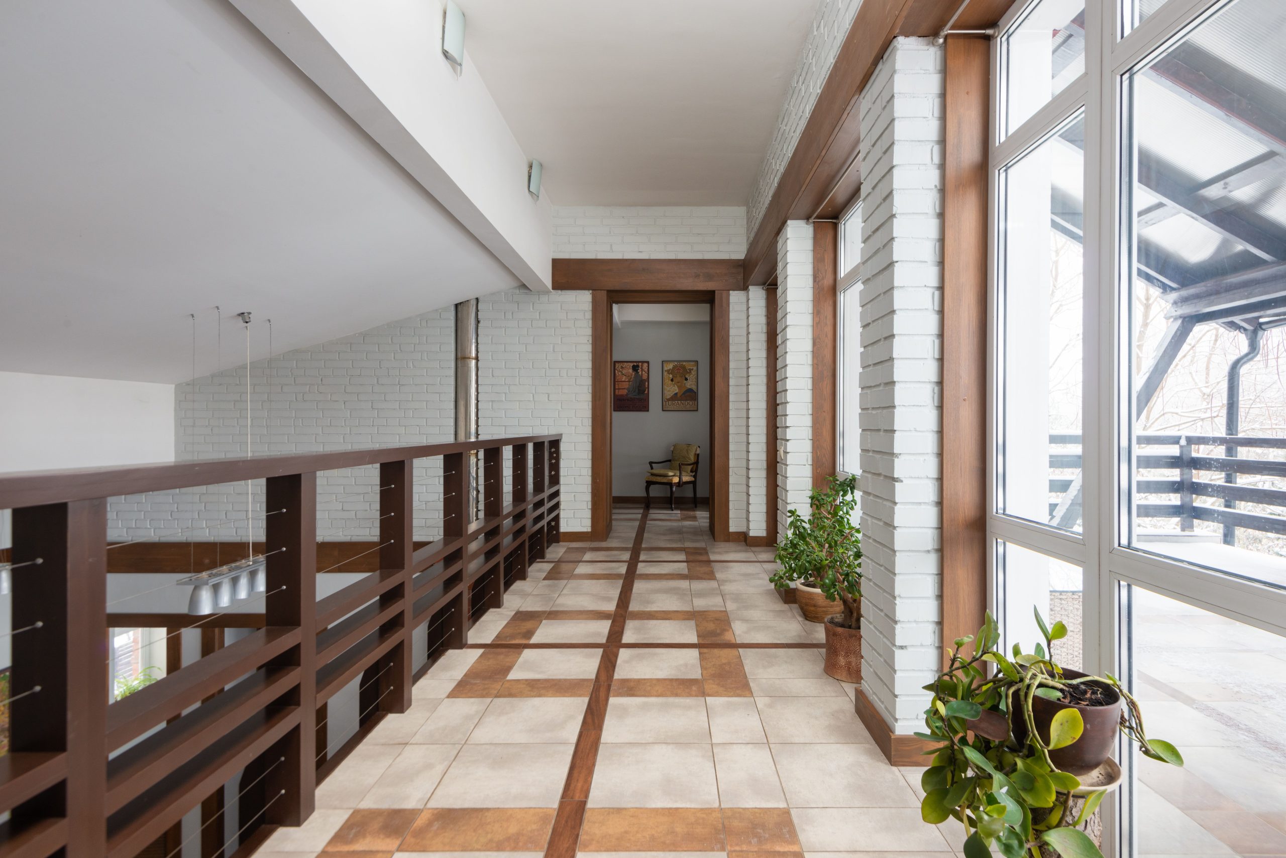 Hành lang căn hộ hiện đại có cửa sổ lớn