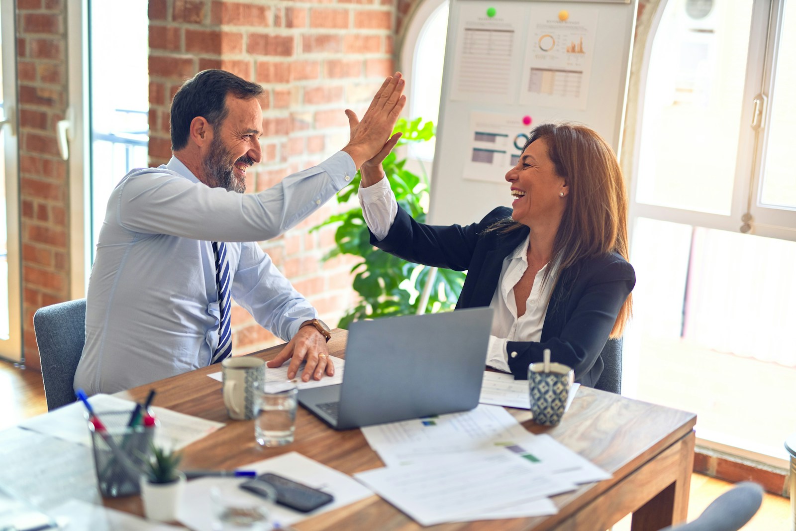 Người mua kiểm tra hợp đồng và chi phí trước khi mua căn hộ
