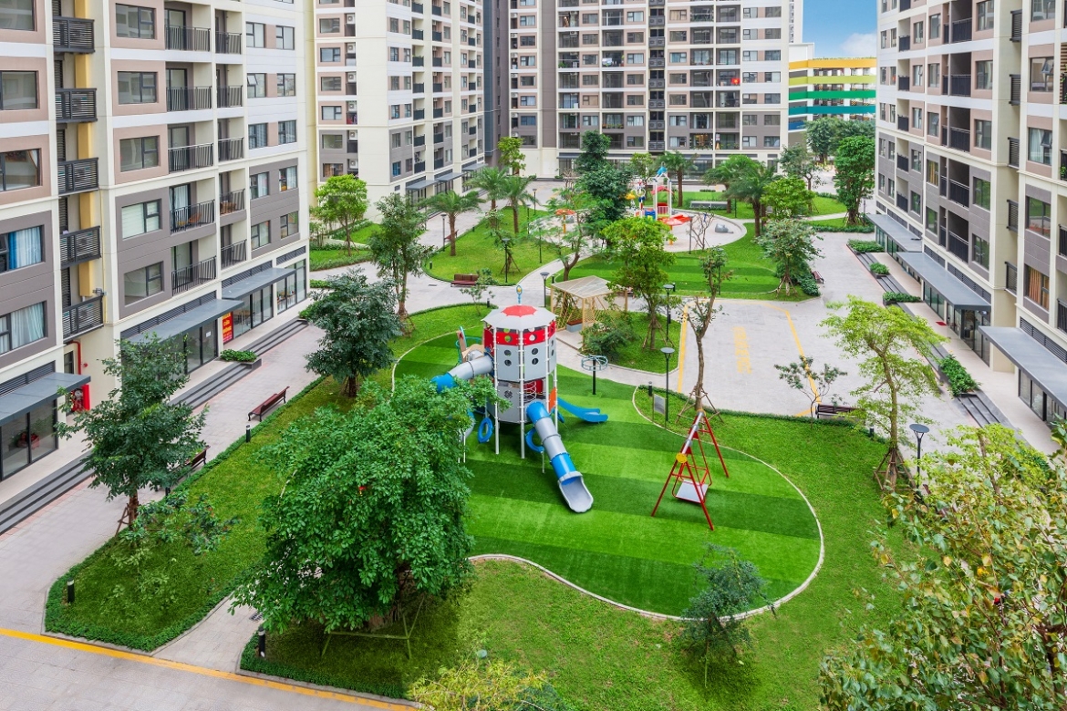 Khuôn viên xanh chung cư có đường dạo và sân chơi trẻ em