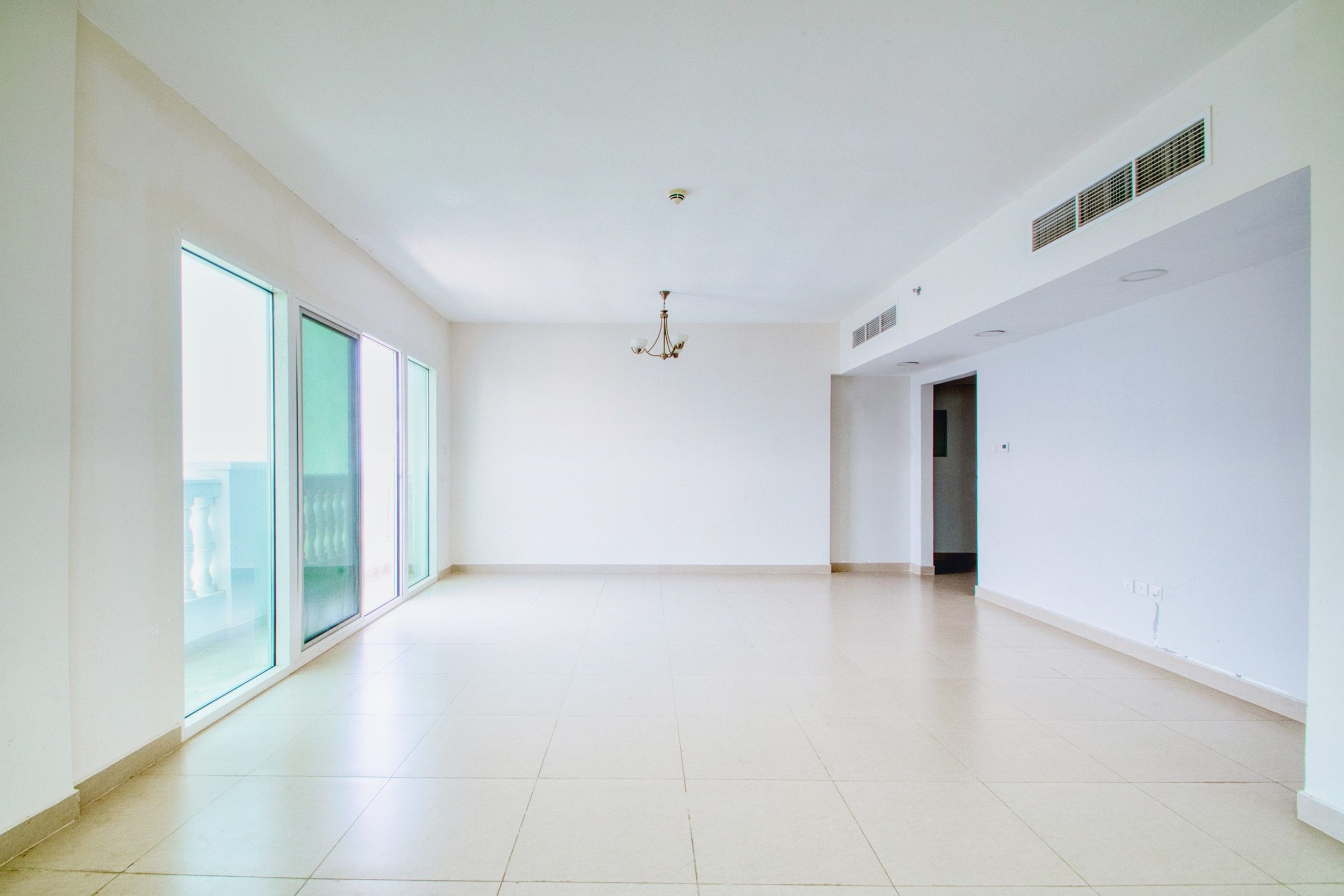 Căn hộ trống rộng với mặt bằng vuông vức và cửa kính lớn