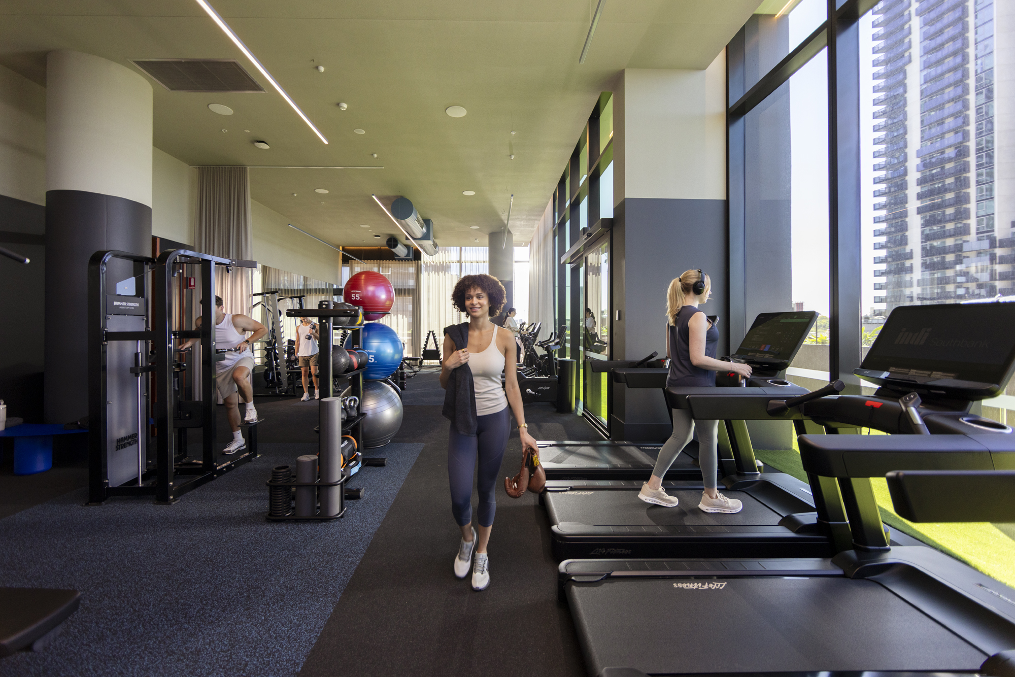 Cư dân tập luyện trong phòng gym hiện đại của khu căn hộ