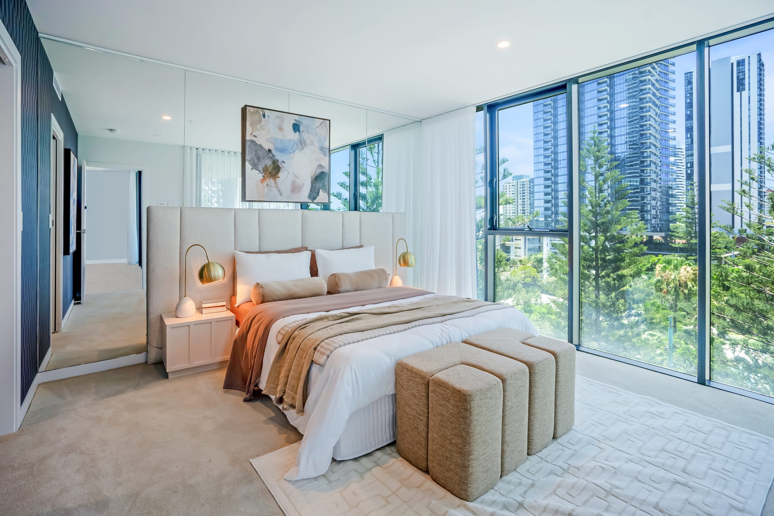 Phòng ngủ chung cư hiện đại có cửa kính lớn và ánh sáng tự nhiên