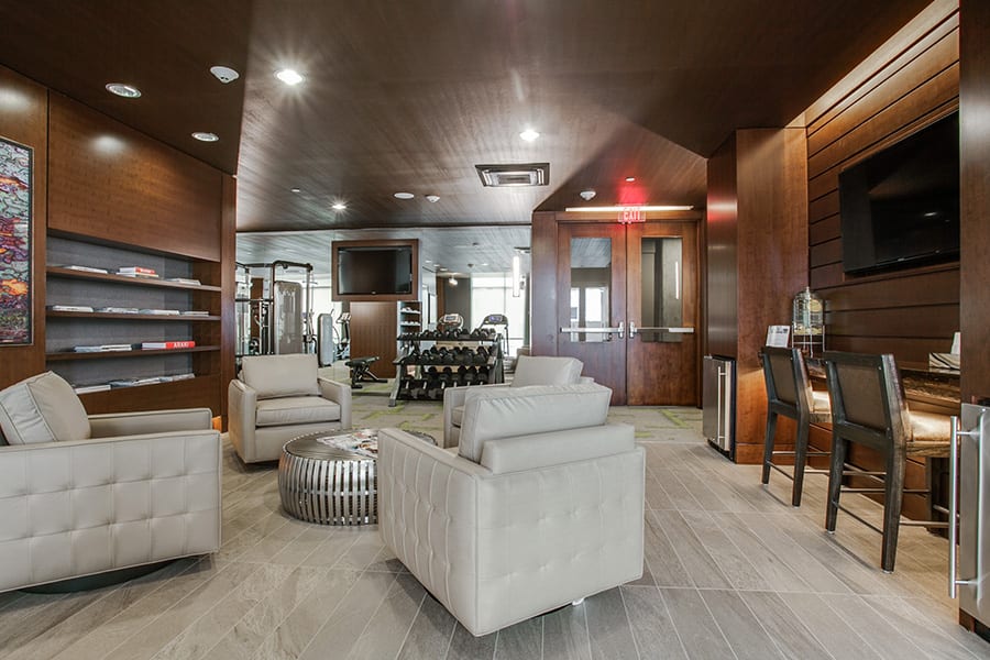 Khu lounge và phòng tập thể thao trong tòa căn hộ hiện đại