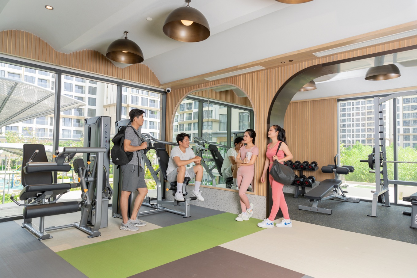 Cư dân sử dụng phòng gym trong khu căn hộ hiện đại