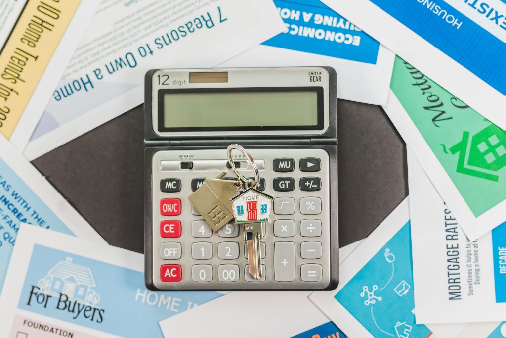 Máy tính và chìa khóa nhà minh họa kế hoạch tài chính khi mua chung cư trả góp